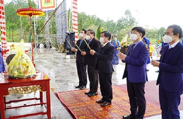 Lãnh đạo tỉnh, thành phố Huế dâng hương tại lễ kỷ niệm 233 năm ngày Nguyện Huệ lên ngôi Hoàng đế.