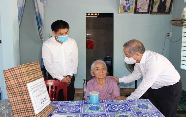 Lạnh đạo tỉnh Thừa Thiên Huế thăm, tặng quà các gia đình chính sách trên địa bàn huyện Phú Vang.