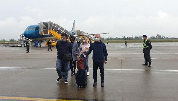 Những du khách đầu tiên đến Huế bằng đường hàng không