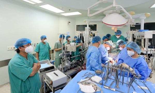 Các y, bác sĩ Bệnh viện Trung ương Huế thực hiện ghép tim cho bệnh nhân Phan Duy Q. (23 tuổi, huyện Phú Vang, tỉnh Thừa Thiên Huế). Hiện tình hình sức khỏe bệnh nhân Phan Duy Q. đang tiến triển tích cực có thể xuất viện trong vài ngày tới.