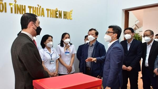 Phó Thủ tướng Chính phủ Vũ Đức Đam động viên, chia sẻ với các y, bác sĩ Bệnh viện phổi tỉnh Thừa Thiên Huế