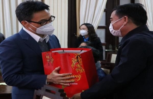 Phó Thủ tướng Chính phủ Vũ Đức Đam tặng quà Tết cho người lao động có hoàn cảnh khó khăn trên địa bàn Thừa Thiên huế