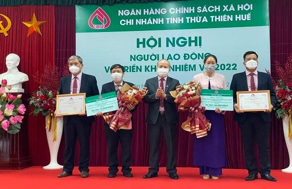 Ông Trương Công Lân, Giám đốc NHCSXH Chi nhánh Thừa Thiên Huế trao Giấy khen cho các cá nhân, đơn vị đã hoàn thành xuất sắc nhiệm vụ trong năm 2021.