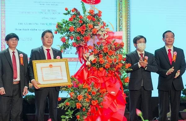 Lãnh đạo thị xã Hương Thủy đón nhận bằng công nhận hoàn thành nhiệm vụ xây dựng nông thôn mới của Thủ tướng Chính phủ.