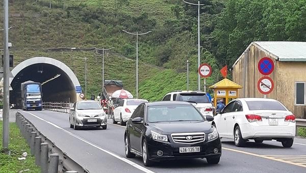 Các phương tiện lưu thông hai chiều an toàn đi qua hầm Phước Tượng.