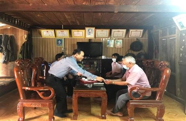 Lãnh đạo UBND huyện A Lưới cảm ơn nghĩa cử cao đẹp của gia đình cựu chiến binh Hồ Văn Thiệp trong việc góp phần xây dựng đô thị văn minh, phát triển kinh tế xã hội của địa phương.