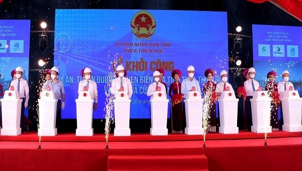 Các đại biểu bấm nút khởi công dự án tuyến đường bộ ven biển qua tỉnh Thừa Thiên Huế và cầu qua cửa Thuận An.