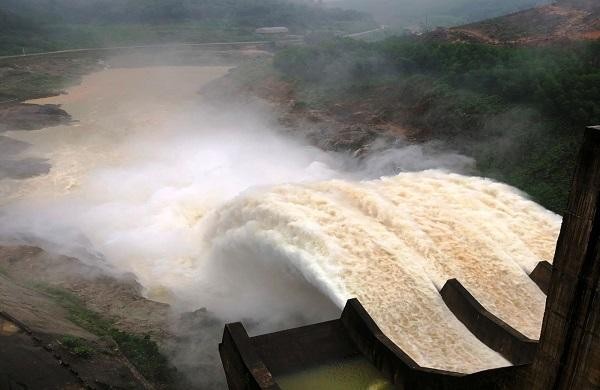 Thủy điện Hương Điền điều tiết lưu lượng nước tăng dần vào 15 giờ chiều nay (ngày 1/4).