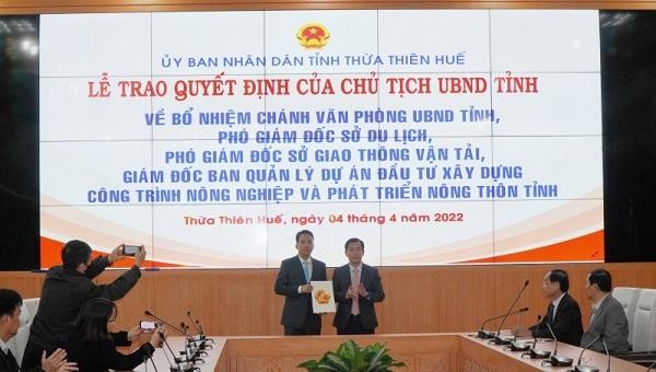 Chủ tịch UBND tỉnh Thừa Thiên Huế Nguyễn Văn Phương (bên phải) trao quyết định bổ nhiệm chức vụ Chánh văn phòng UBND tỉnh cho ông Trần Hữu Thùy Giang.