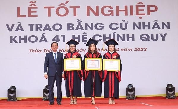 PGS.TS. Đoàn Đức Lương, Hiệu trưởng Trường ĐH Luật, ĐH Huế trao tặng khen thưởng cho các sinh viên tốt nghiệp loại xuất sắc.