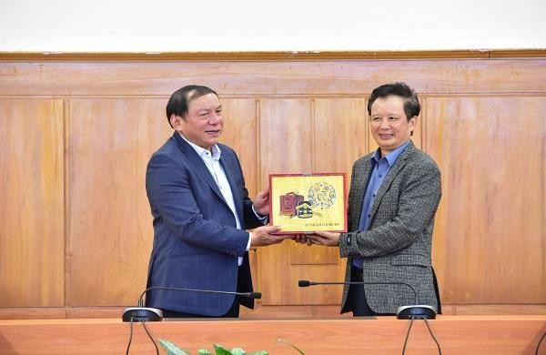 Bí thư Tỉnh ủy Thừa Thiên Huế Lê Trường Lưu tặng quà lưu niệm cho Bộ trưởng Nguyễn Văn Hùng