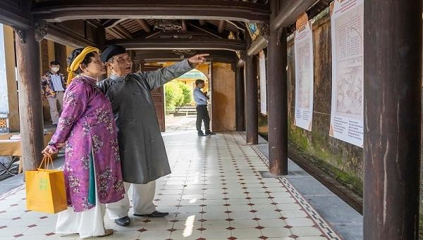 Du khách xem triển lãm bản Kiều chép tay của Hoàng gia triều Nguyễn tại Đại nội Huế.