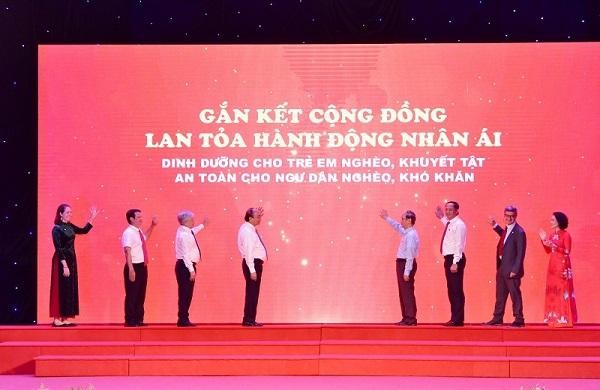 Chủ tịch nước Nguyễn Xuân Phúc cùng các đại biểu phát động Tháng Nhân đạo năm 2022.