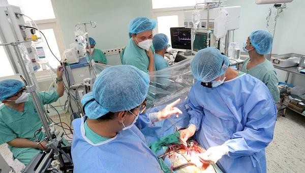 Các y, bác sĩ Bệnh viện Trung ương Huế đang thực hiện ca ghép tim cho bệnh nhân M.S.H (trú tại Quảng Bình) bị suy tim giai đoạn cuối.