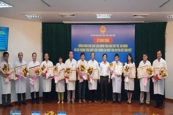 Chủ tịch UBND tỉnh Thừa Thiên Huế Nguyễn Văn Phương tặng bằng khen cho các y, bác sĩ trong ê kíp thực hiện ca ghép tim xuyên Việt.