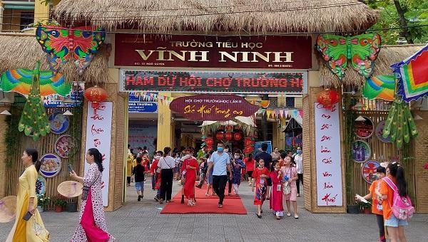 Hội chợ trường học được tổ chức trong khuôn viên Trường Tiểu học Vĩnh Ninh (TP. Huế, tỉnh Thừa Thiên Huế). 