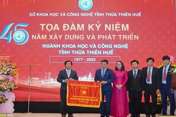 Thừa ủy quyền của Thủ tướng Chính phủ, Chủ tịch UBND tỉnh Thừa Thiên Huế Nguyễn Văn Phương trao Cờ Thi đua cho Sở KH&CN.