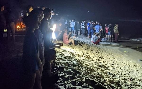 Lực lượng chức năng tìm kiếm nạn nhân mất tích trong vụ đuối nước xảy ra tại xã Phú Hải, huyện Phú Vang ngày 20/5.
