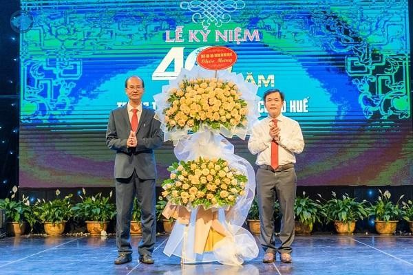 Chủ tịch UBND tỉnh Thừa Thiên Huế Nguyễn Văn Phương tặng hoa chúc mừng Trung tâm Bảo tồn Di tích Cố đô Huế (ảnh Bảo Minh).