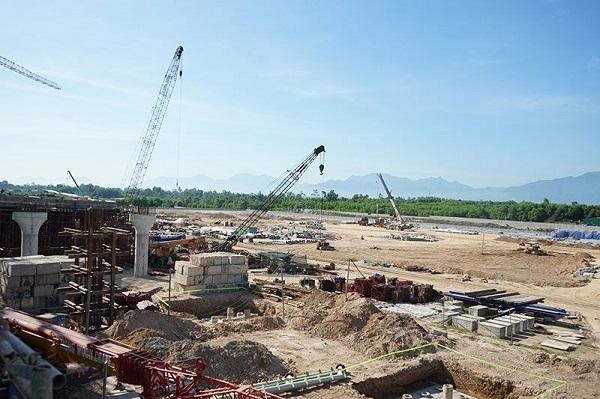 Các hạng mục xây dựng tại dự án Nhà ga hành khách T2- Cảng hàng không quốc tế Phú Bài đang được các đơn vị thi công gấp rút triển khai, đảm bảo hoàn thành công trình đúng kế hoạch.