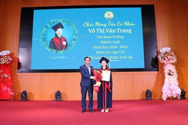 PGS.TS. Đoàn Đức Lương, Hiệu trưởng Trường ĐH Luật trao tặng giấy khen cho Thủ khoa Trường, ngành Luật, khóa học 2018- 2022.