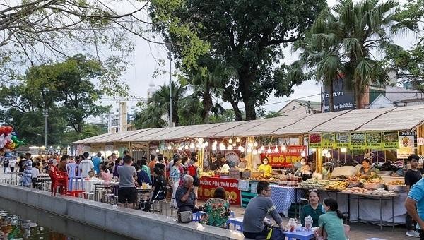 Lễ hội ẩm thực Kinh đô Huế với bốn phương đã khai mạc vào tối 23/6 tại Công viên Thương Bạc (TP. Huế). 