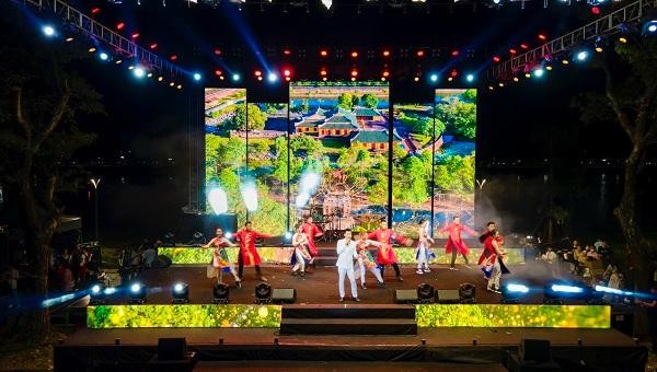 Chương trình Gala Chào Huế kết thúc Tuần lễ Festival Huế 2022. (ảnh Hoàng )