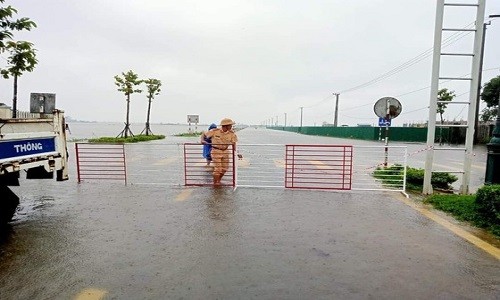 Tuyến đường liên huyện nối thị trấn Sịa (huyện Quảng Điền) đi TP Huế bị ngập sâu.