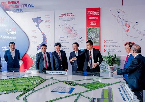 Lãnh đạo Công ty Gilimex giới thiệu tổng quan dự án Khu công nghiệp Gilimex tại Thừa Thiên Huế.