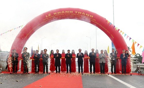 Các đại biểu thực hiện nghi thức khánh thành dự án cao tốc thành phần đoạn Cam Lộ- La Sơn.