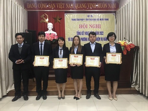 Ông Nguyễn Đăng Nguyên, Giám đốc Trung tâm pháp y tâm thần khu vực miền Trung trao tặng danh hiệu Chiến sĩ thi đua cơ sở năm 202022 cho các cá nhân, tập thể.