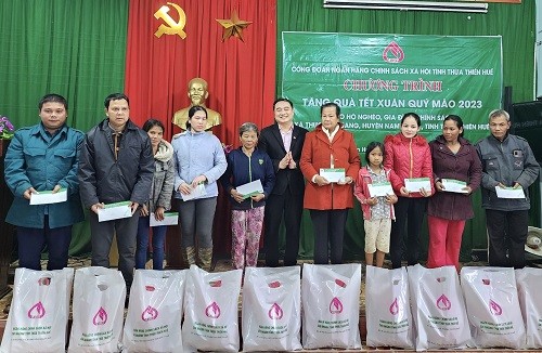40 phần quà Tết của Công đoàn NHCSXH tỉnh Thừa Thiên Huế được trao tới bà con hộ nghèo và gia đình chính sách trên địa bàn huyện Nam Đông.