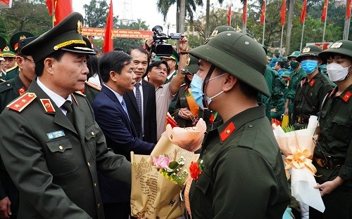 Thứ trưởng Bộ Công an, Trung tướng Lê Quốc Hùng động viên, dặn dò các thanh niên trước giờ lên đường nhập ngũ.