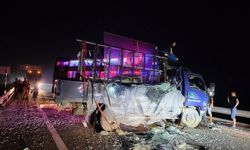Hiện trường vụ tại nạn trên tuyến cao tốc Cam Lộ- La Sơn.