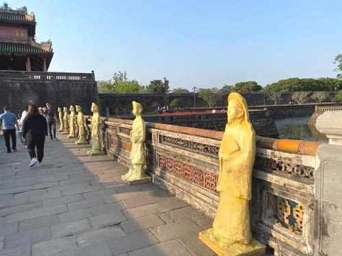 Những bức tượng giấy, trước đó được đặt tại vị trí dẫn vào Ngọ Môn- Đại Nội Huế để thử nghiệm. 