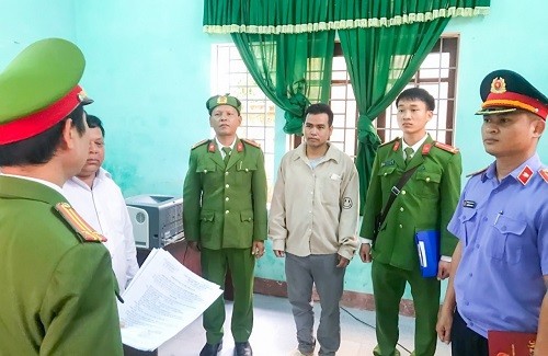 Cơ quan chức năng đọc lệnh bắt tạm giam đối tượng Lê Văn Chí ( đứng thứ 3 từ phải qua). Ảnh: Thanh Phương.