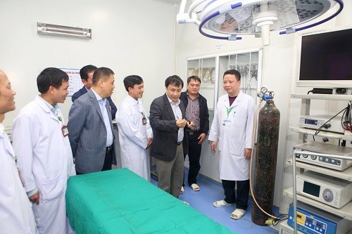 Đoàn khảo sát các thiết bị máy móc phục vụ điều trị tại các cơ sở y tế tỉnh Hà Tĩnh