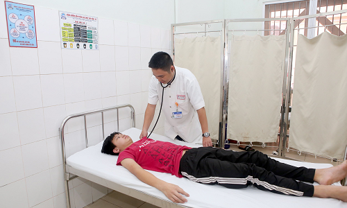 Cháu Trần G.H. bị tiêu cơ vân cấp tính được bác sĩ Bệnh viện Trung ương Huế điều trị kịp thời.