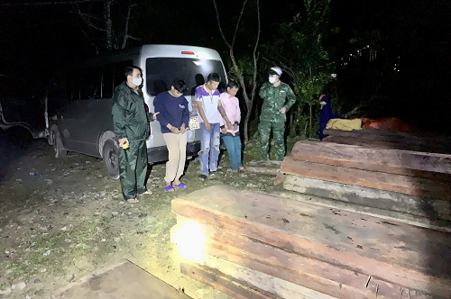 Chiếc xe ô tô cùng 28 phách gỗ trái phép bị cơ quan chức năng bắt giữ khi đang vận chuyển tại huyện A Lưới, tỉnh Thừa Thiên Huế.