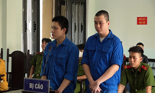 Hai bị cáo Trần Như Ngọc và Hà Thúc Tiến tại phiên tòa xét xử sơ thẩm.