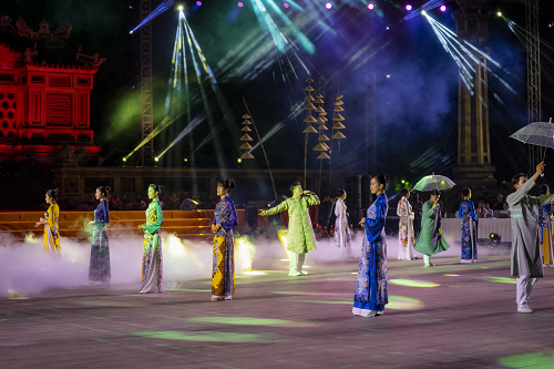 Tà áo dài lung linh trong đêm khai mạc Festival nghề truyền thống Huế 2023 