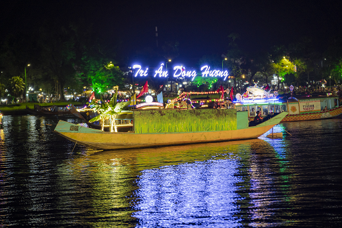 Chương trình nghệ thuật "Tri ân dòng Hương" diễn ra tại sân khấu giáp bờ sông Hương -cầu gỗ lim- đường đi bộ Nguyễn Đình Chiểu.