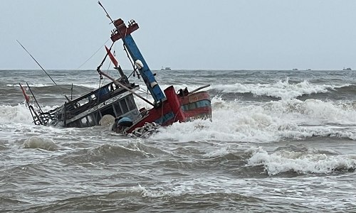 Dông lốc gây gió, sóng lớn đã đánh chìm tàu cá của ngư dân Trương Viết Hiệp.