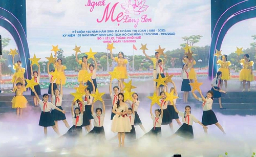 Đây là lần đầu tiên một chương trình nghệ thuật về Chủ tịch Hồ Chí Minh nối cầu truyền hình trực tiếp giữa Nghệ An và Thừa Thiên Huế.