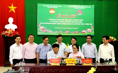 Lãnh đạo Ủy ban MTTQ Việt Nam tỉnh và Chi nhánh NHCSXH tỉnh Thừa Thiên Huế ký kết chương trình phối hợp.