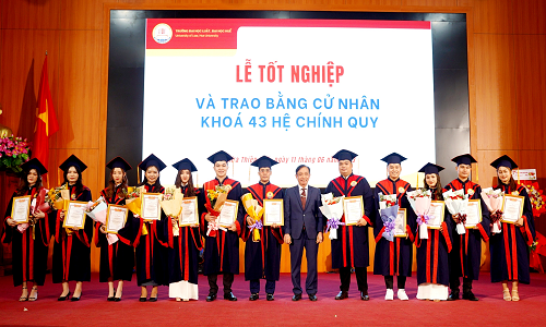 Trong số các sinh viên được công nhận tốt nghiệp và trao bằng đợt này có 12 sinh viên tốt nghiệp loại xuất sắc.