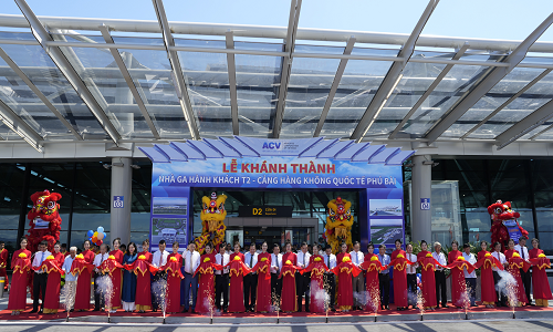 Các đại biểu thực hiện nghi thức cắt băng khánh thành nhà ga hành khách T2 - Cảng Hàng không quốc tế Phú Bài 