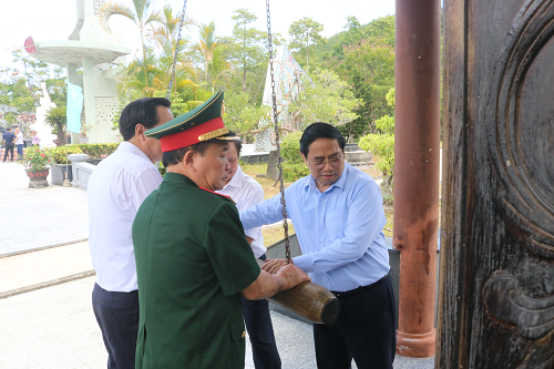 Thủ tướng Chính phủ Phạm Minh Chính cùng các đại biểu, lãnh đạo tỉnh Thừa Thiên Huế thỉnh chuông tại Tháp chuông Hòa Bình