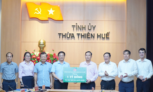 Ngân hàng Chính sách xã hội trao 1 tỷ đồng hỗ trợ xóa nhà tạm cho hộ nghèo trên địa bàn tỉnh Thừa Thiên Huế.