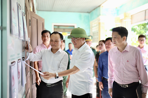 Tổng Giám đốc NHCSXH Dương Quyết Thắng kiểm tra việc triển khai thực hiện tín dụng chính sách tại UBND xã Quảng Nhâm, huyện A Lưới.